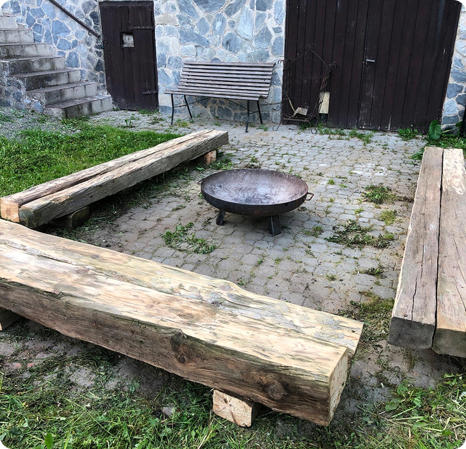 Chalupa zvenku v zimě